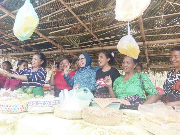 Staf Ahli Tim Penggerak PKK Kabupaten Lembata, Hj. Nurmila Nasir foto bersama Ibu-ibu PEKKA Lembata. Harianwarga/ist.