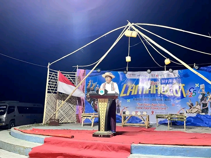 Bupati Lembata, P. Kanisius Tuaq Membuka Festival Lamholot di Pantai Wulen Luo, Kota Lewoleba, Selasa (07/10/2025). HARIANWARGA/Istimewa.