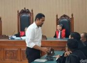 Eks Kapolres Ngada Fajar Widyadharma Lukman Sumaatmaja saat menjalani sidang putusan di PN Kelas IA Kupang, NTT, Selasa (21/10/2025). (SUMBER FOTO: DETIKCOM)