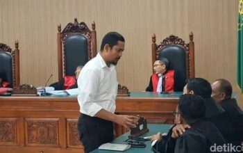 Eks Kapolres Ngada Fajar Widyadharma Lukman Sumaatmaja saat menjalani sidang putusan di PN Kelas IA Kupang, NTT, Selasa (21/10/2025). (SUMBER FOTO: DETIKCOM)