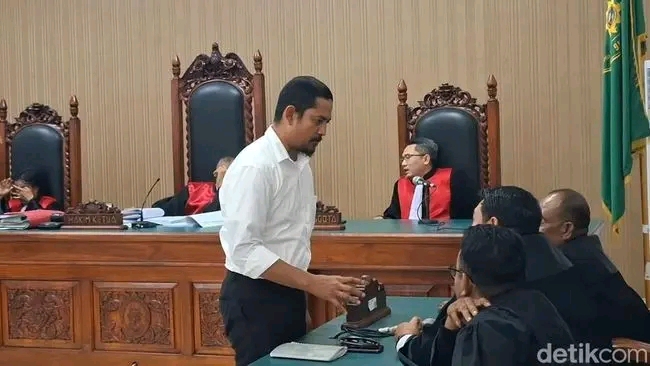 Eks Kapolres Ngada Fajar Widyadharma Lukman Sumaatmaja saat menjalani sidang putusan di PN Kelas IA Kupang, NTT, Selasa (21/10/2025). (SUMBER FOTO: DETIKCOM)