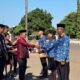 Bupati Lembata, P. Kanisius Tuaq, SP, menyerahkan SK kepada 1 CPNS IPDN formasi 2025 dan 405 PPPK Tahap II, Kamis (02/10/2025). HARIANWARGA/Prokompimkablembata.