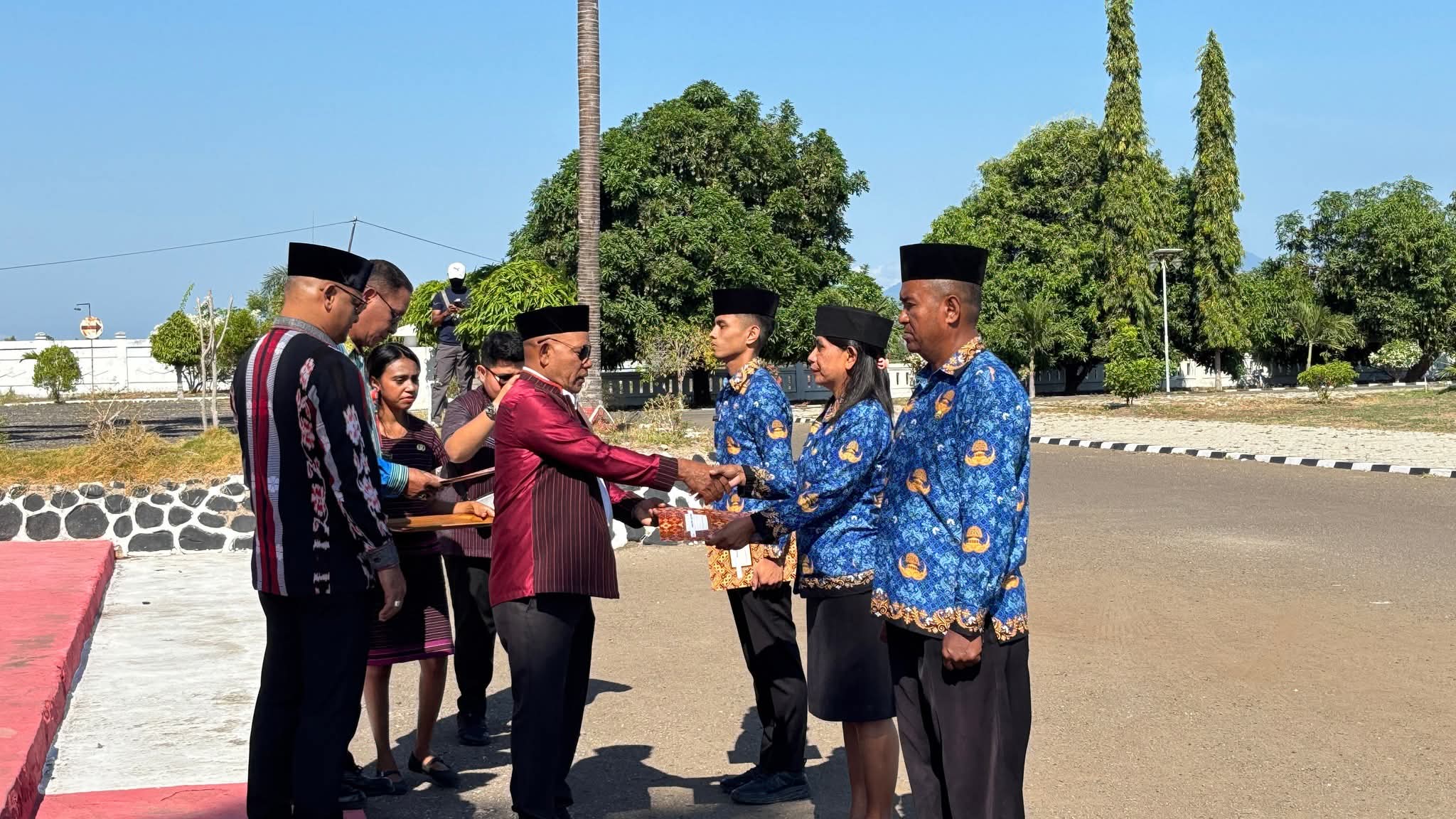 Bupati Lembata, P. Kanisius Tuaq, SP, menyerahkan SK kepada 1 CPNS IPDN formasi 2025 dan 405 PPPK Tahap II, Kamis (02/10/2025). HARIANWARGA/Prokompimkablembata.