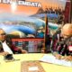 Bupati Lembata, P. Kanisius Tuaq, SP, menandatangani pakta integritas bersama seluruh pimpinan Organisasi Perangkat Daerah (OPD) dan para Camat. HARIANWARGA/Ist.