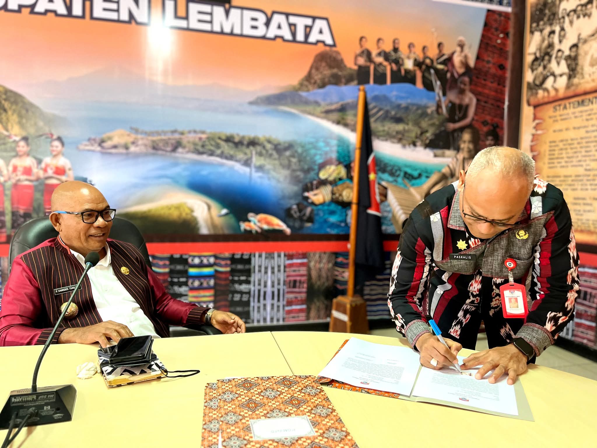 Bupati Lembata, P. Kanisius Tuaq, SP, menandatangani pakta integritas bersama seluruh pimpinan Organisasi Perangkat Daerah (OPD) dan para Camat. HARIANWARGA/Ist.