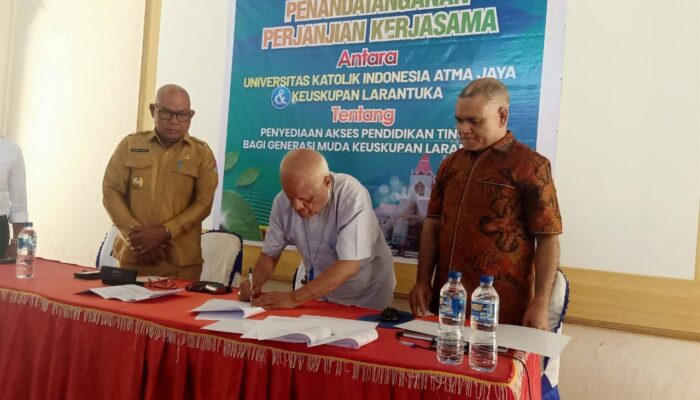 Disaksikan Bupati Lembata, Unika Atma Jaya dan Keuskupan Larantuka Resmi Teken MoU