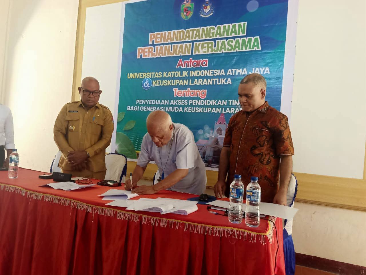 Universitas Katolik Indonesia Atma Jaya (Unika) dan Keuskupan Larantuka secara resmi menjalin kerjasama strategis melalui penandatanganan Nota Kesepahaman (MoU) atau Perjanjian Kerja Sama. Harianwarga/Istimewa.