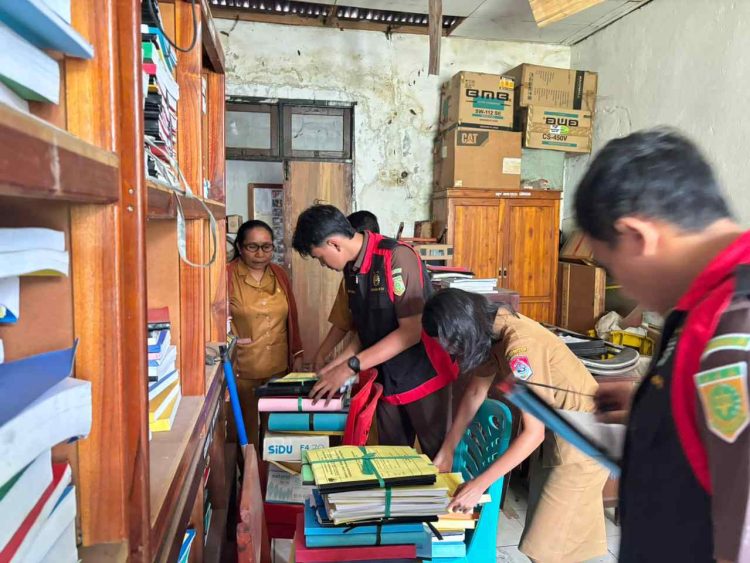 Penggeledahan di salah satu lokasi terkait Dugaan Korupsi Paket Peningkatan Jalan Wowong-Bean-Pahengwaq. (Foto: Istimewa)