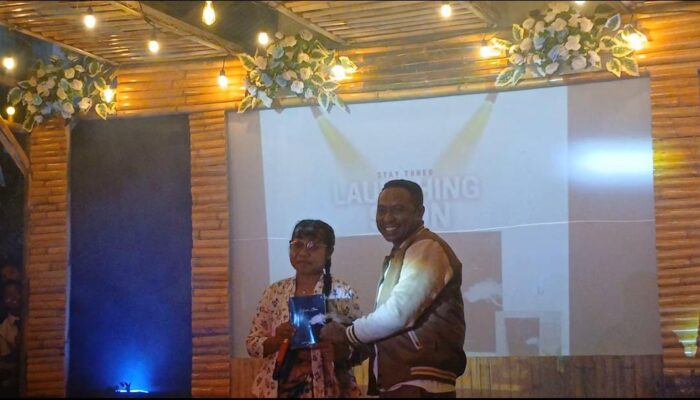 Guru SMPN 5 Lebatukan, Stella Atawolo, Luncurkan “Buku Puisi Saat Sambut Kelahiran Anak Pertama”