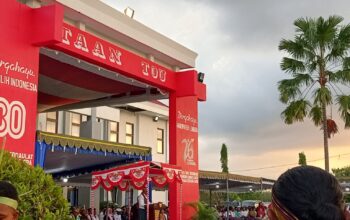 Bupati Lembata, P. Kanisius Tuaq saat memimpin Upacara HUT Otonomi Kabupaten Lembata, Minggu (12/10/2025). Harianwarga/Bedoz.