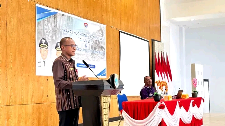 Asisten Administrasi Umum (Asisten III), Yohanes Berchamans Daniel Dai, S.IP, membuka secara resmi Rapat Koordinasi Penanggulangan Kemiskinan Kabupaten Lembata sekaligus Forum Diskusi Group Penyusunan Dokumen Rencana Penanggulangan Kemiskinan Daerah (RPKD) Tahun 2025–2029. Foto: Harianwarga/Prokompim.