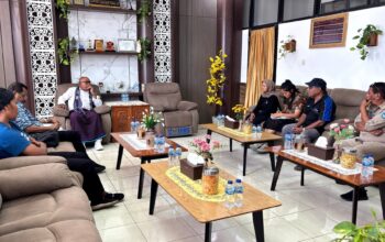 Bupati Lembata, P. Kanisius Tuaq, menerima audiensi dari LSM Barakat, Prof. Yopi Taum dari Universitas Sanata Dharma Yogyakarta, serta Kepala Dinas Pariwisata, Pemuda, dan Budaya (Porabud) Kabupaten Lembata di ruang kerjanya, Jumat (31/10/2025). Foto: Istimewa.