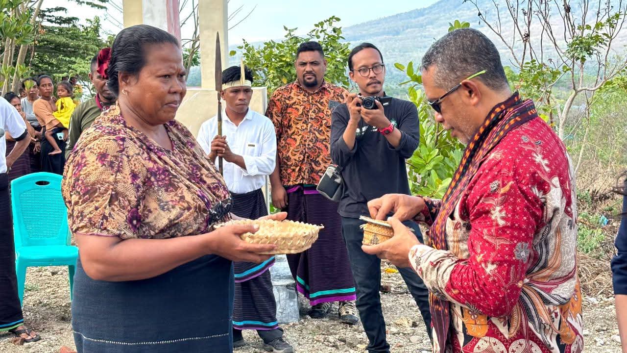 Bupati Lembata, yang diwakili oleh Plt. Asisten II Bidang Perekonomian dan Pembangunan, Donatus Boli, secara resmi membuka Festival Tanah Mean 2025, Jumat (07/11/2025). HARIANWARGA/Prokompim.