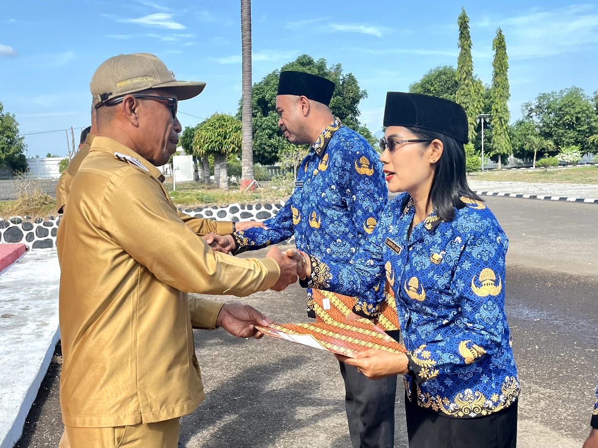 Wakil Bupati Lembata, H. Muhamad Nasir Serahkan Surat Keputusan (SK) secara simbolis dilaksanakan di Lapangan Apel Kantor Bupati Lembata, Senin (03/11/2025) pagi. Foto: Prokompim.