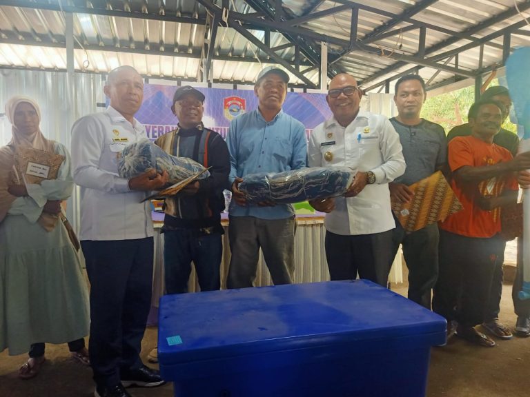 Penyerahan Bantuan dilaksanakan secara simbolis di Pelataran Gedung Pasar Tempat Pelelangan Ikan (TPI), Kampung Nyamuk, Lewoleba, Rabu (05/11/2025) pagi. Foto: Istimewa.