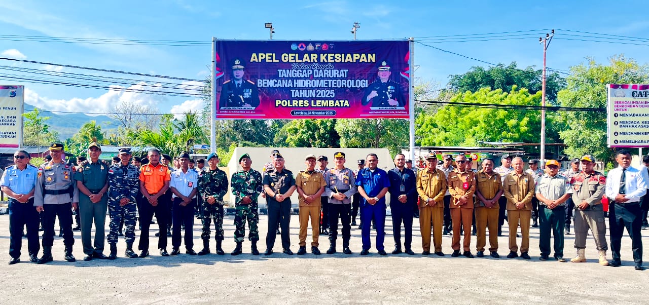 Wakil Bupati Lembata, H. Muhamad Nasir, bersama Ketua DPRD dan unsur Forkopimda lainnya menghadiri apel gabungan tanggap darurat bencana yang berlangsung di halaman depan Mapolres Lembata, Selasa (04/11/2025). Foto: Istimewa.