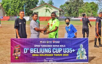 Beri Kenang-Kenangan Anakan Pohon, Ika Hippmia FC Tutup Laga Penyisihan Grup B D'Bliung Cup U-35+. Foto: Harianwarga/VanN.