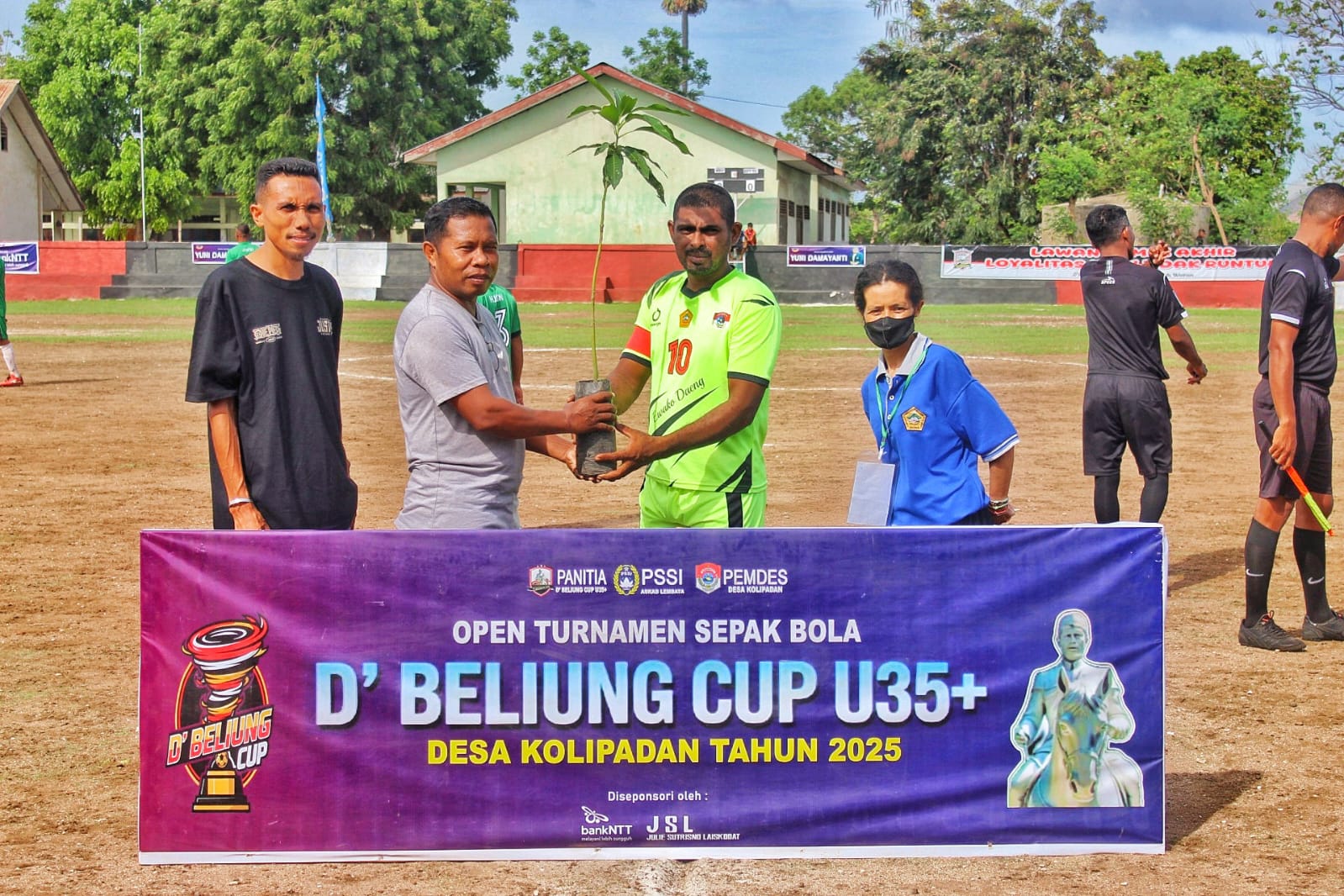Beri Kenang-Kenangan Anakan Pohon, Ika Hippmia FC Tutup Laga Penyisihan Grup B D'Bliung Cup U-35+. Foto: Harianwarga/VanN.