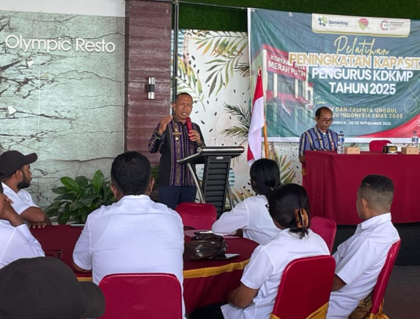 Pelatihan Peningkatan Kapasitas Pengurus Koperasi Desa/Kelurahan Merah Putih (KDKMP) Tahun 2025 oleh Wakil Bupati Lembata, Muhamad Nasir, di Ballroom Olympic Lewoleba, Kamis (20/11/2025). Foto: Prokompim Lembata.