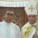 Uskup Terpilih Keuskupan Larantuka yang baru, Mgr. Yohanes Hans Monteiro, Pr. Bersama Uskup Larantuka, Mgr. Fransiskus Kopong Kung, SVD. Foto: Harianwarga/Istimewa.