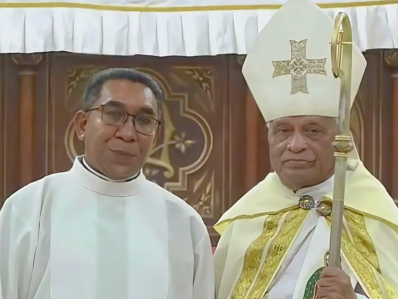 Uskup Terpilih Keuskupan Larantuka yang baru, Mgr. Yohanes Hans Monteiro, Pr. Bersama Uskup Larantuka, Mgr. Fransiskus Kopong Kung, SVD. Foto: Harianwarga/Istimewa.