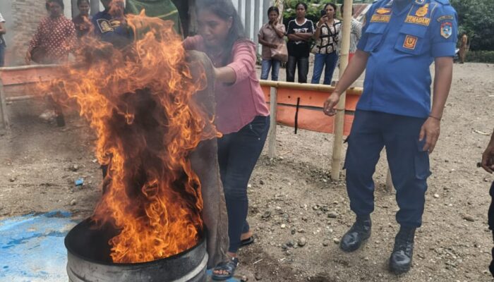 302 Masyarakat di Kabupaten Lembata, menjadi Relawan Pemadam Kebakaran