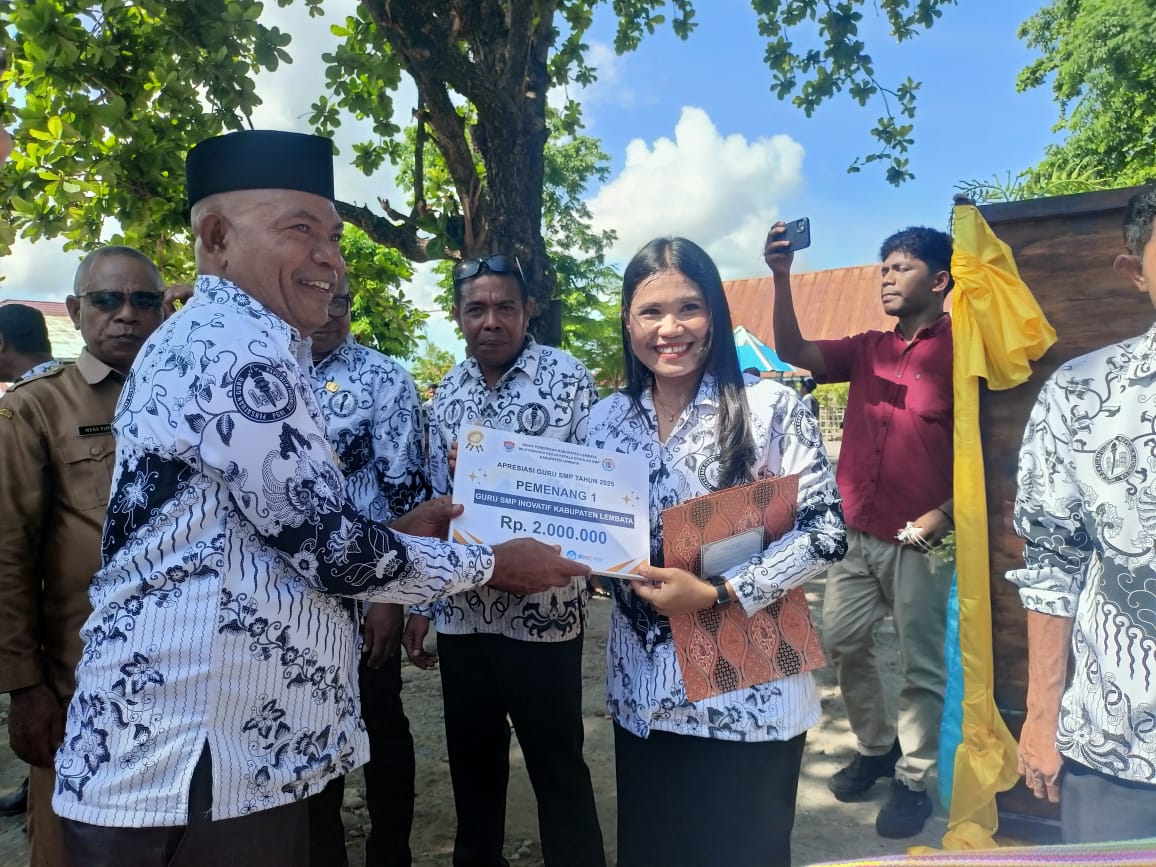 Di Puncak Hari Guru Nasional, Bupati Lembata Serukan Transformasi Pendidikan: Guru Hebat, Indonesia Kuat. Foto: Harianwarga/Istimewa.