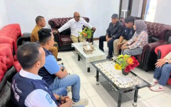 Bupati Lembata, P. Kanisius Tuaq, S.P, bersama Wakil Bupati Lembata, H. Muhamad Nasir, S.Sos, didampingi Kepala Dinas Perikanan Kabupaten Lembata, Hadi Umar, S.Pd., M.T, beraudiensi dengan Tim Surveyor Kementerian Kelautan dan Perikanan (KKP) serta mahasiswa IPB University. Foto: Harianwarga/Van.