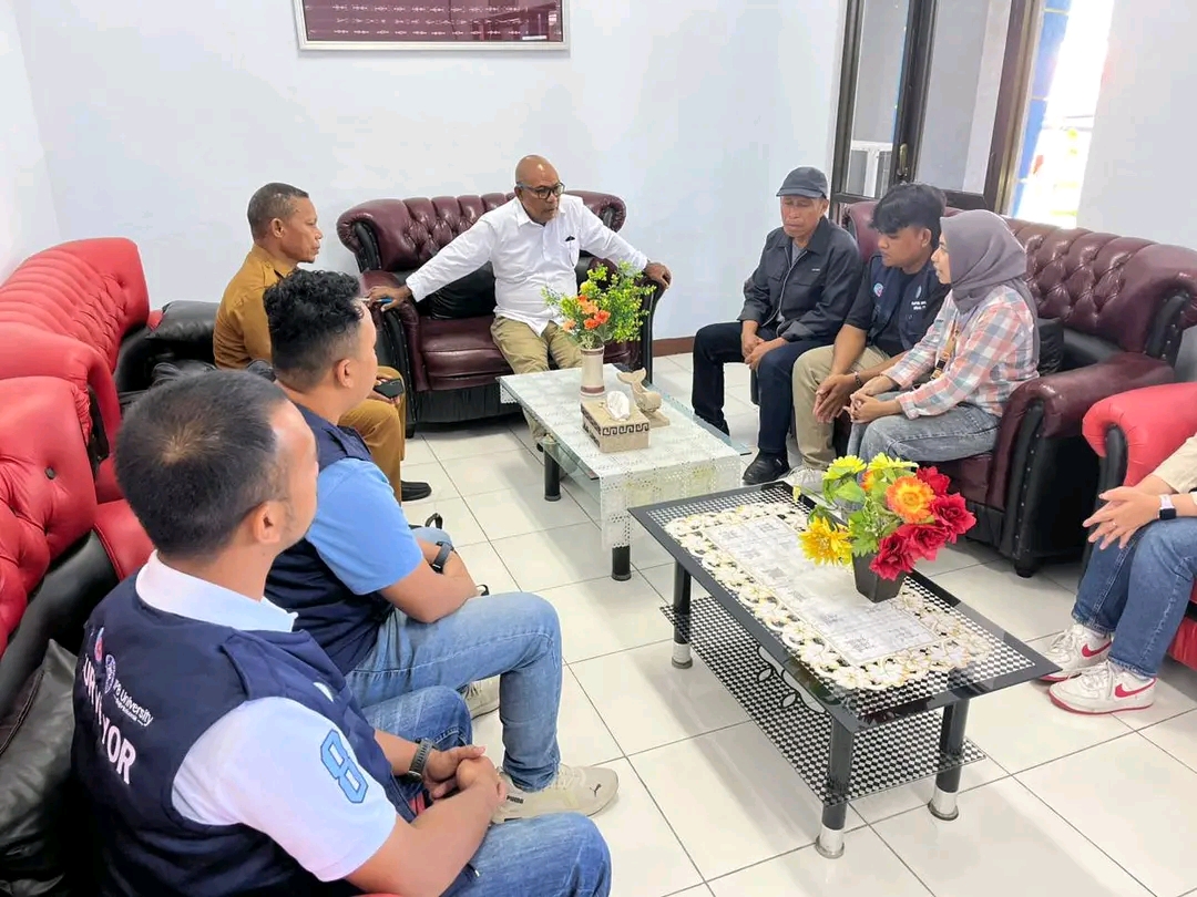 Bupati Lembata, P. Kanisius Tuaq, S.P, bersama Wakil Bupati Lembata, H. Muhamad Nasir, S.Sos, didampingi Kepala Dinas Perikanan Kabupaten Lembata, Hadi Umar, S.Pd., M.T, beraudiensi dengan Tim Surveyor Kementerian Kelautan dan Perikanan (KKP) serta mahasiswa IPB University. Foto: Harianwarga/Van.