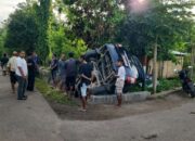 Sebuah mobil Toyota Innova berwarna hitam dengan plat merah, dilaporkan kehilangan kendali dan mengalami kecelakaan. Foto: Harianwarga/team.