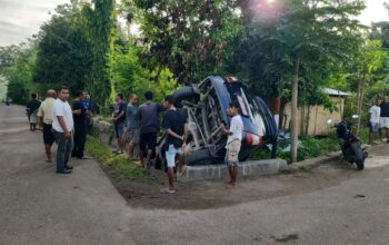 Sebuah mobil Toyota Innova berwarna hitam dengan plat merah, dilaporkan kehilangan kendali dan mengalami kecelakaan. Foto: Harianwarga/team.