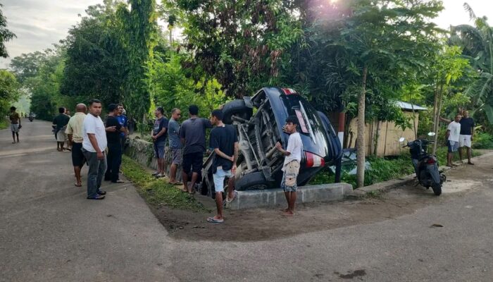 Diduga Pengaruh Alkohol, Mobil Plat Merah Kecelakaan Tunggal di Lamahora