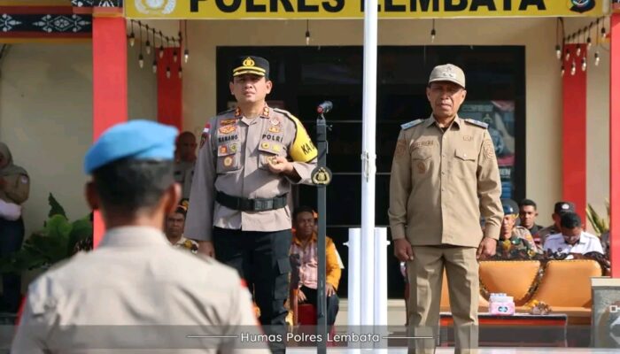 Wakil Bupati Lembata Dampingi Kapolres Saat Apel Gelar Pasukan Operasi Lilin Turangga 2025