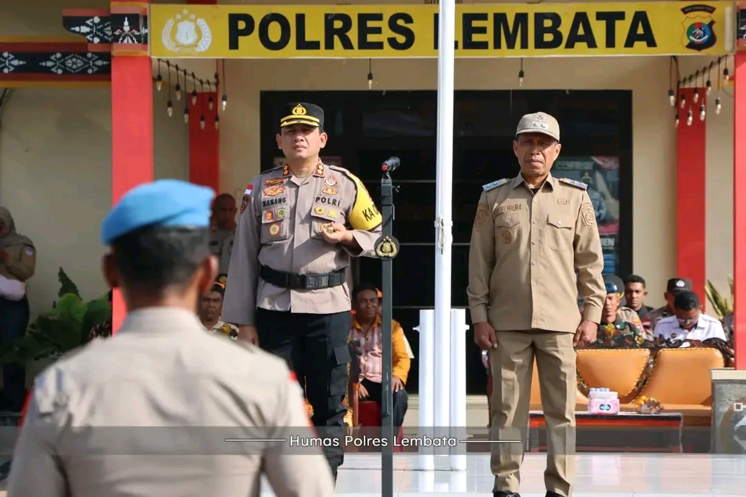 Wakil Bupati Lembata Dampingi Kapolres Saat Apel Gelar Pasukan Operasi Lilin Turangga 2025. Foto: Harianwarga/Humas Polres Lembata.