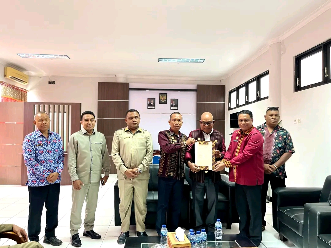 Pemkab Lembata Terima Sertifikat Hak Pakai Sekolah Rakyat. Foto: Harianwarga/Prokompim Lembata.