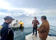 Wabup Nasir didampingi Kepala Dinas Perhubungan, Drs. Yohanes Dedeo Arimon Tinjau Kerusakan Dermaga Feri Waijarang. Foto: Harianwarga/Istimewa.