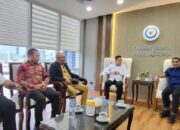 Bupati Lembata bersama Wakil Ketua Komisi IV DPR RI Ahmad Yohan, Kepala Dinas Perikanan Kabupaten Lembata, serta Ketua Komisi III DPRD Kabupaten Lembata melaksanakan audiensi dengan Direktorat Jenderal Perikanan Tangkap Kementerian Kelautan dan Perikanan pada Senin (22/12/2025). Foto: Harianwarga/Istimewa.