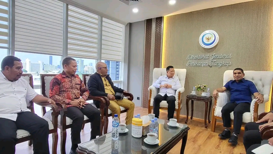 Bupati Lembata bersama Wakil Ketua Komisi IV DPR RI Ahmad Yohan, Kepala Dinas Perikanan Kabupaten Lembata, serta Ketua Komisi III DPRD Kabupaten Lembata melaksanakan audiensi dengan Direktorat Jenderal Perikanan Tangkap Kementerian Kelautan dan Perikanan pada Senin (22/12/2025). Foto: Harianwarga/Istimewa.