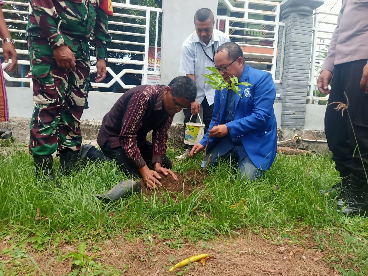 Penanaman anakan pohon mangga oleh Kadis Parekraf Jack Wuwur bersama Ketua DPD GAMKI NTT, Winston Neil Rondo dan perwakilan Forkompinda serta Pemuda Katholik. Foto: Harianwarga/Istimewa.