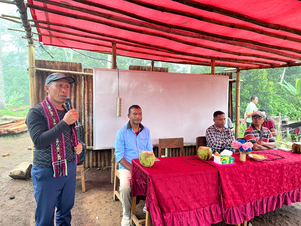 Wakil Bupati Lembata, H. Muhamad Nasir, kembali menegaskan komitmen pemerintah daerah dalam pengawasan ketat terhadap penggunaan dana Anggaran Pendapatan dan Belanja Negara (APBN) untuk revitalisasi sekolah. Foto: Harianwarga/Istimewa.