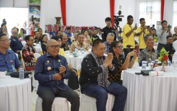 Bupati Lembata P. Kanisius Tuaq saat mengikuti Rapat Koordinasi Pemerintah Provinsi bersama Bupati se-NTT dan diaspora, baik luar NTT maupun luar negeri, pada 12-13 Desember 2025 di Aula Rumah Jabatan Gubernur NTT, Kupang. Foto: Harianwarga/Van.