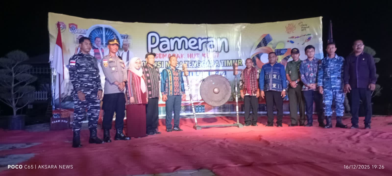 Wakil Bupati Lembata, Muhamad Nasir membuka secara resmi Pameran Pembangunan dalam rangka Hari Ulang Tahun (HUT) Provinsi Nusa Tenggara Timur yang ke-67 Tahun 2025 yang digelar di lapangan Ex Harnus, Lewoleba, Selasa (16/12/2025). Foto: Harianwarga/Team.