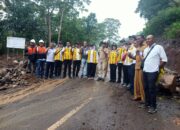 Wakil Bupati Lembata, Muhamad Nasir dan Tim Kementerian PU Lakukan Monitoring. Foto: Harianwarga/Team.