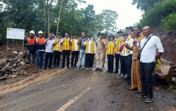 Wakil Bupati Lembata, Muhamad Nasir dan Tim Kementerian PU Lakukan Monitoring. Foto: Harianwarga/Team.