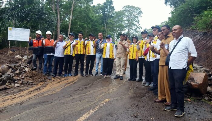 Jalan Inpres di Lembata 24,785 Miliar, Wabup Nasir dan Tim Kementerian PU Lakukan Monitoring