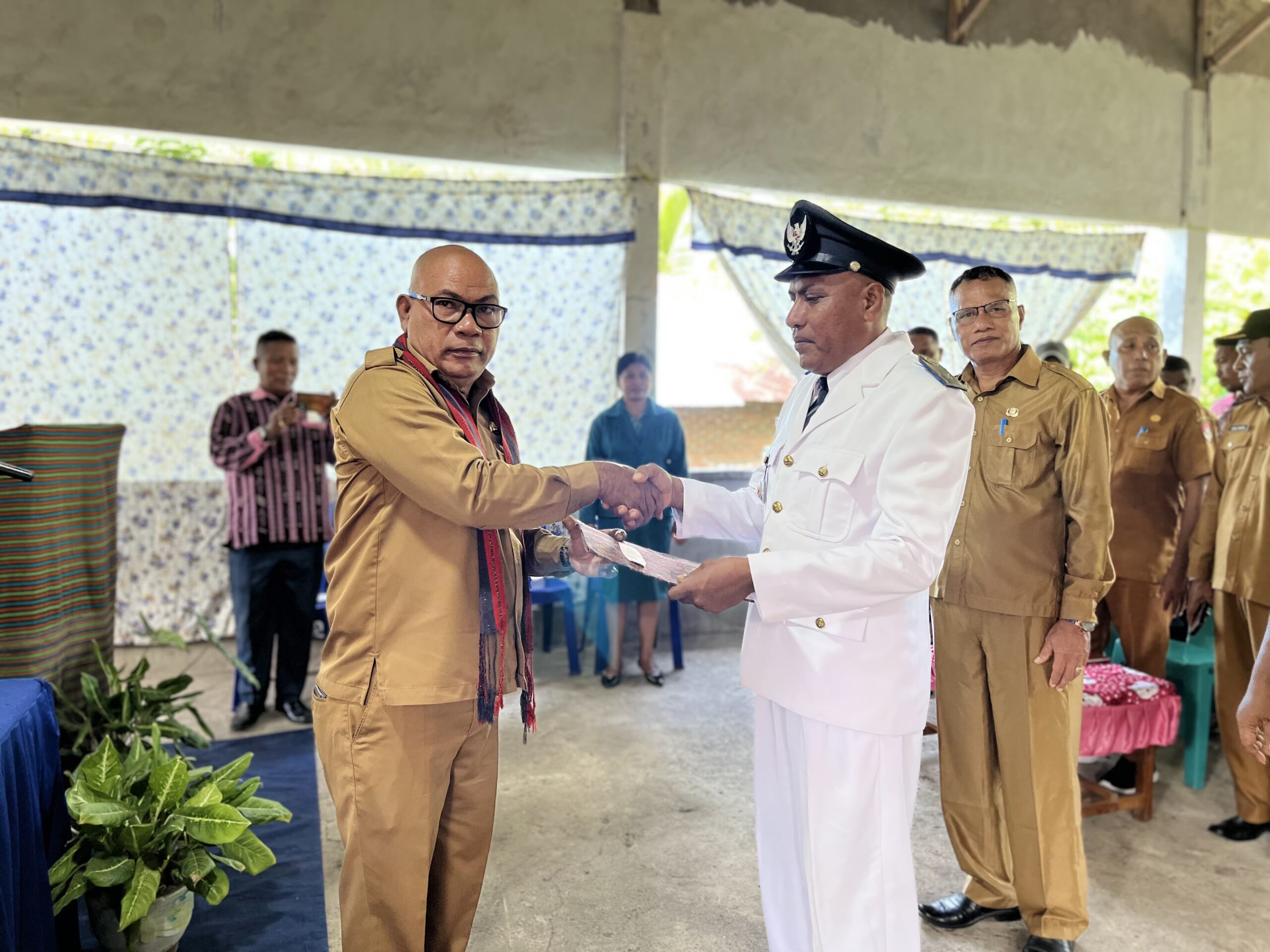Bupati Lembata Lantik Kepala Desa PAW Tanjung Batu Periode 2021–2029. Foto: Harianwarga/Istimewa.