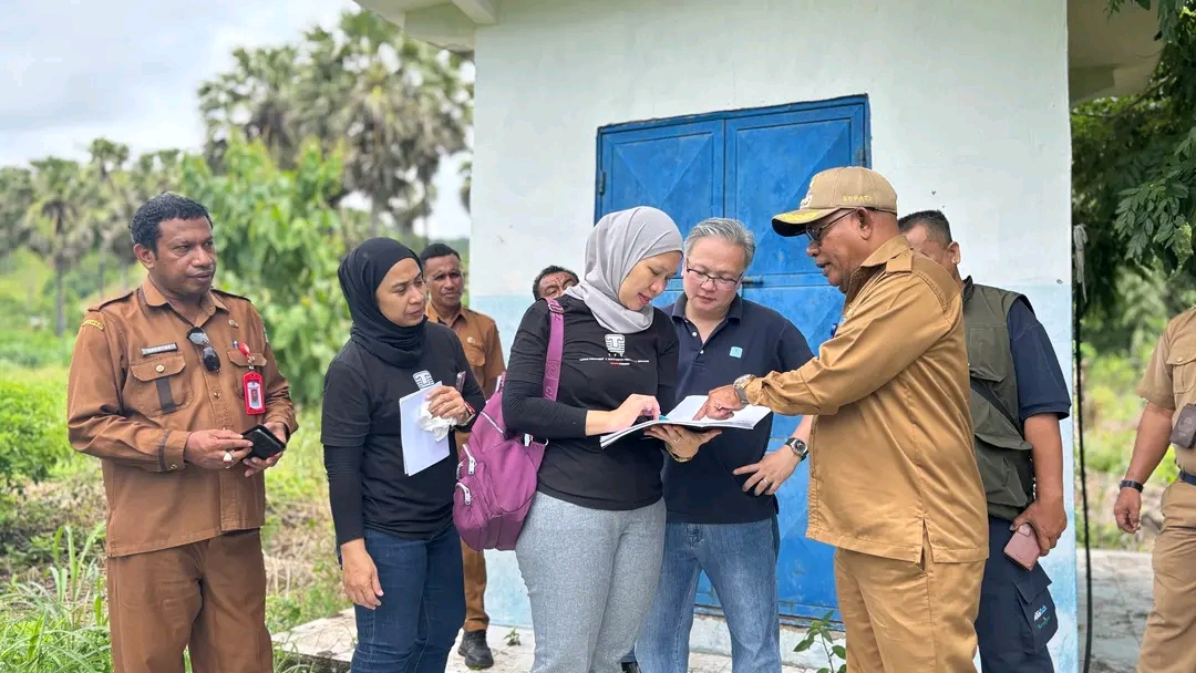 Bupati Lembata, Kanisius Tuaq, bersama PT Tirta Teknosys melakukan survei lokasi rencana pembangunan Pabrik Air Minum Dalam Kemasan (AMDK) di Kabupaten Lembata. Foto: Harianwarga/Istimewa.
