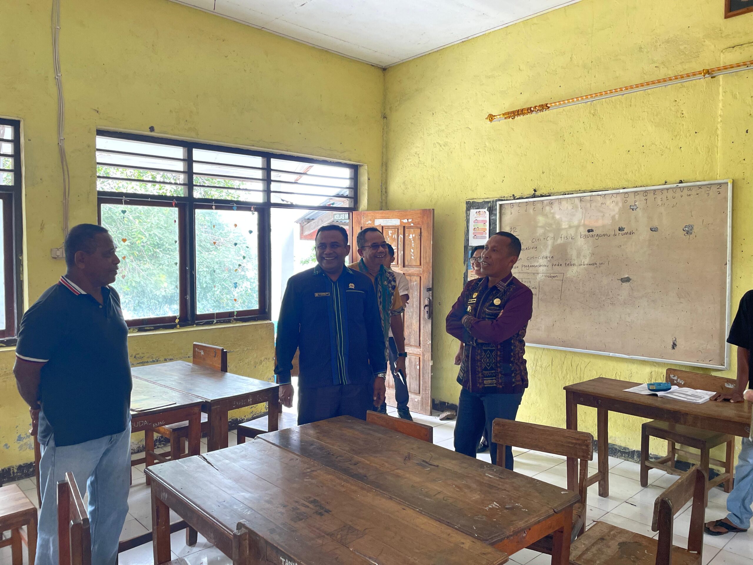Wakil Bupati Lembata, H. Muhamad Nasir, mengunjungi SDK 2 Lewotolok di Desa Lamawara, Kecamatan Ile Ape. Foto: Harianwarga/Istimewa.