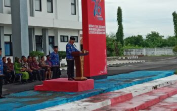 Bupati Lembata, P. Kanisius Tuaq, memimpin langsung Apel Kesadaran perdana tahun 2026 yang digelar di Lapangan Upacara Kantor Bupati Lembata, Lewoleba, Senin (19/01/2026). Foto: Harianwarga/Istimewa.