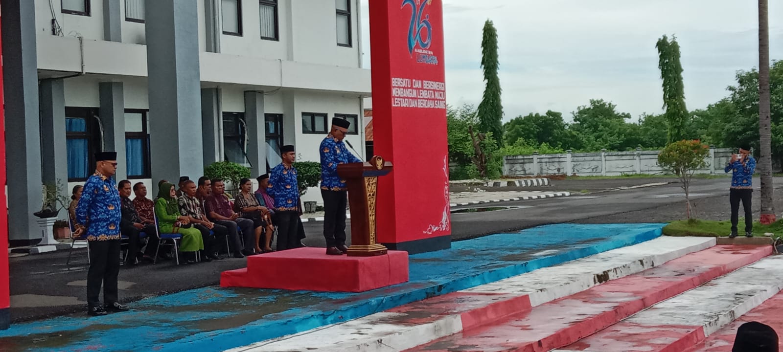 Bupati Lembata, P. Kanisius Tuaq, memimpin langsung Apel Kesadaran perdana tahun 2026 yang digelar di Lapangan Upacara Kantor Bupati Lembata, Lewoleba, Senin (19/01/2026). Foto: Harianwarga/Istimewa.